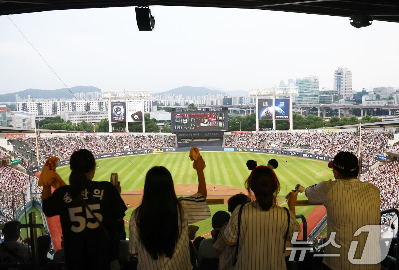 본문 이미지 - 프로야구 후반기 일정이 시작된 16일 오후 서울 송파구 잠실야구장에서 열린 '2026 신한SOL KBO리그' LG 트윈스와 KT 위즈의 경기에서 관중들이 열띤 응원을 펼치고 있다. 2026.7.16 ⓒ 뉴스1 김민지 기자