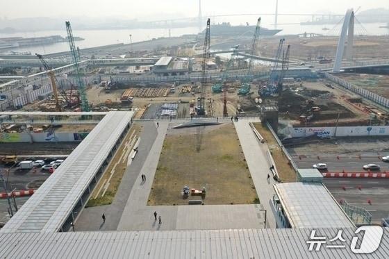 본문 이미지 - 부산역 상부층에서 바라본 북항 재개발지구 C-1블록 환승센터 공사 현장 모습 (BPA 제공. 재판매 및 DB금지)