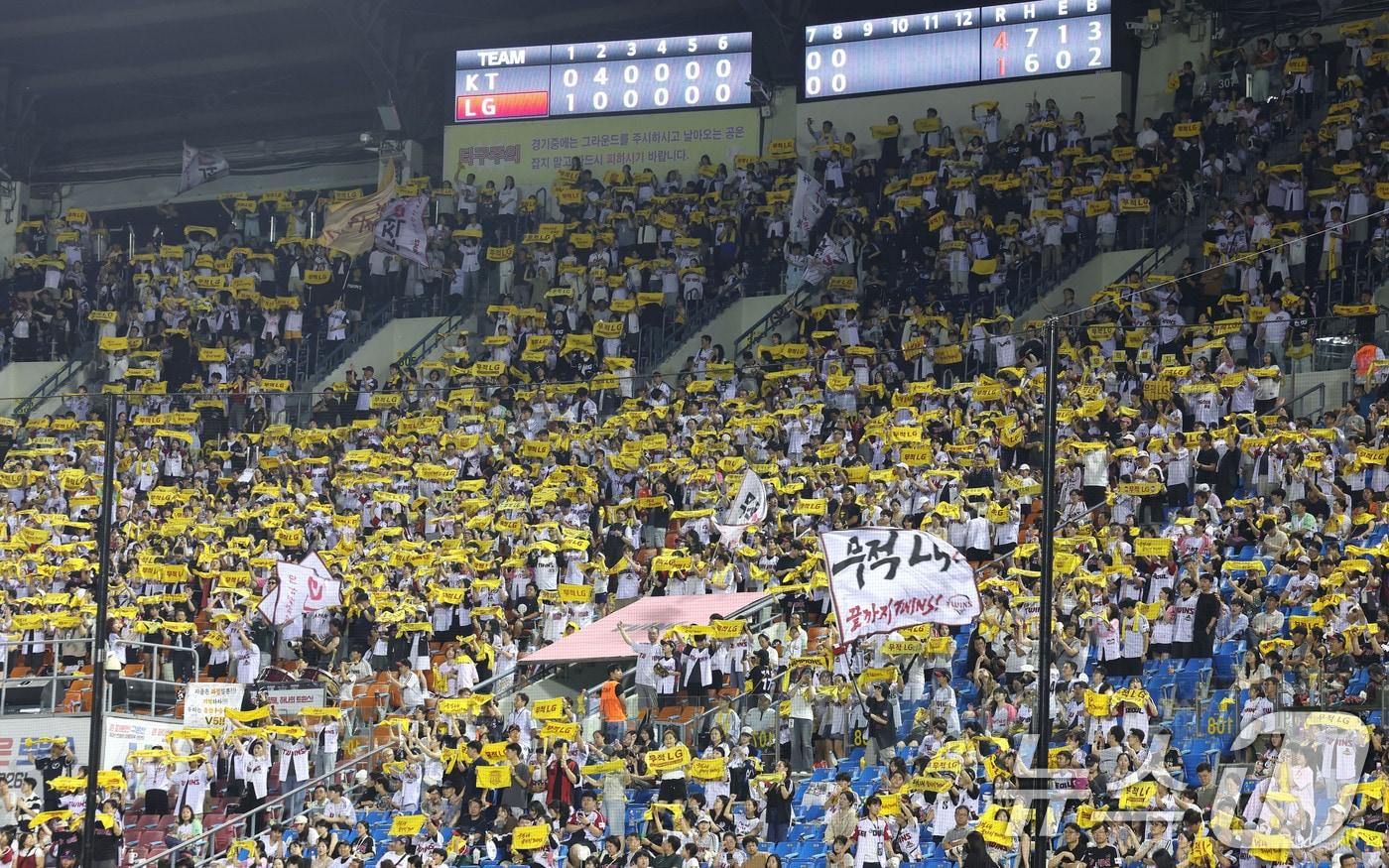 본문 이미지 - 프로야구 후반기 일정이 시작된 16일 오후 서울 송파구 잠실야구장에서 열린 '2026 신한SOL KBO리그' LG 트윈스와 KT 위즈의 경기에서 8회말 관중들이 열띤 응원을 펼치고 있다. 2026.7.16 ⓒ 뉴스1 이종수 기자