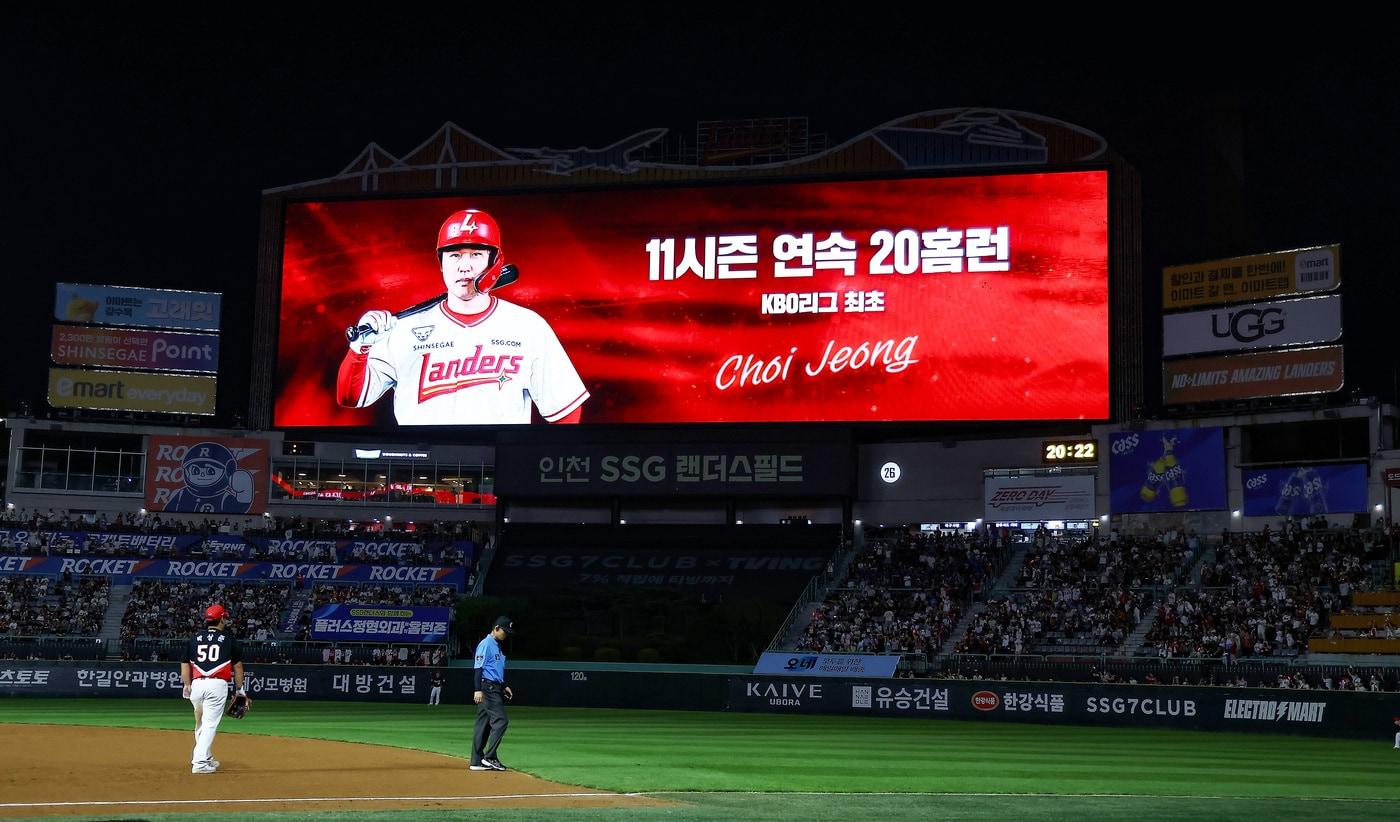 본문 이미지 - SSG 랜더스 최정이 16일 열린 2026 신한SOL KBO리그 인천 KIA 타이거즈와 경기에서 5회말 2점 아치를 그려 11시즌 연속 20홈런을 달성했다. (SSG 랜더스 제공)