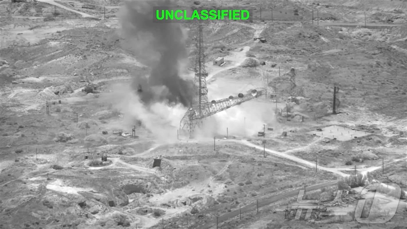 본문 이미지 - 미군 중부사령부(CENTCOM)가 2026년 7월 15일 공개한 영상. 중부사령부는 “이란에 대한 공습”이라고 밝히며 폭발로 인한 연기가 치솟는 장면을 전했다.ⓒ 로이터=뉴스1