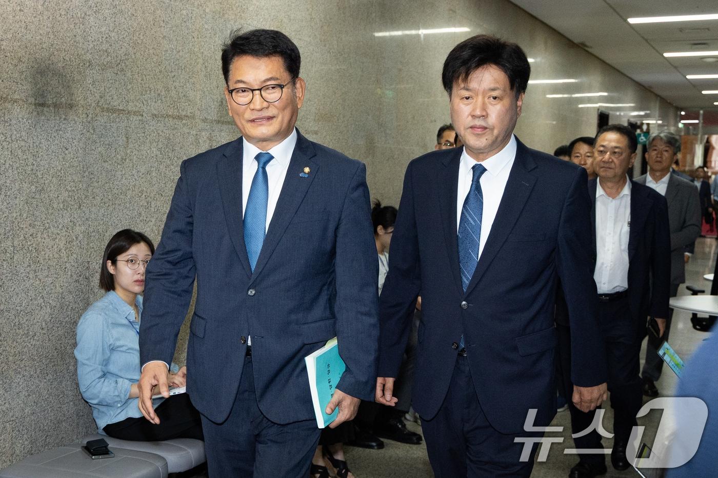본문 이미지 - 더불어민주당 8·17 전당대회에서 당대표에 출마하려다 '피선거권 자격 논란'에 휩싸인 송영길 전 대표와 최고위원 출마자 김용 전 민주연구원 부원장이 17일 서울 여의도 국회에서 열린 비공개 최고위원회의에 참석하고 있다. 2026.7.17 ⓒ 뉴스1 유승관 기자