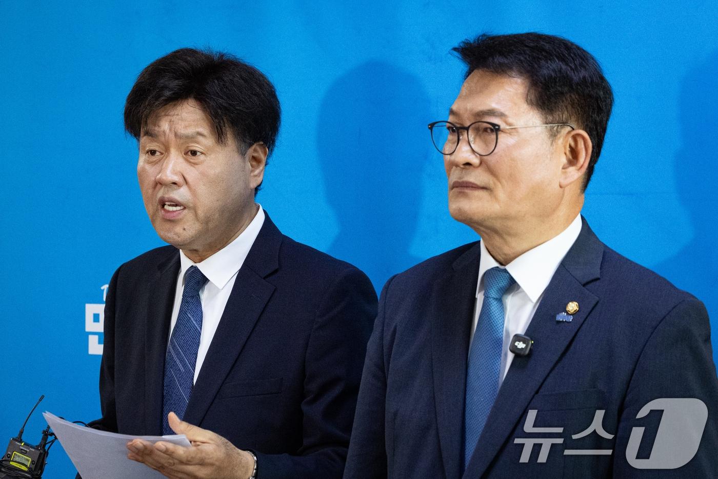 본문 이미지 - 더불어민주당 8·17 전당대회에서 당대표에 출마하려다 '피선거권 자격 논란'에 휩싸인 송영길 전 대표와 최고위원 출마자 김용 전 민주연구원 부원장이 17일 서울 여의도 국회에서 열린 비공개 최고위원회의에 참석 후 기자회견을 하고 있다. 2026.7.17 ⓒ 뉴스1 유승관 기자