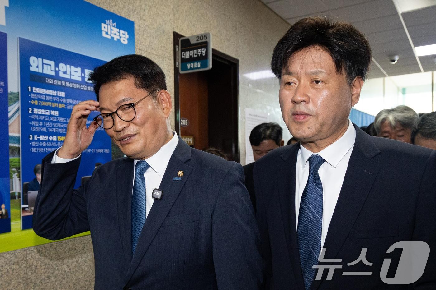 본문 이미지 - 더불어민주당 8·17 전당대회에서 당대표에 출마하려다 '피선거권 자격 논란'에 휩싸인 송영길 전 대표와 최고위원 출마자 김용 전 민주연구원 부원장이 17일 서울 여의도 국회에서 열린 비공개 최고위원회의에 참석 후 기자회견을 마치고 이동하고 있다. 2026.7.17 ⓒ 뉴스1 유승관 기자