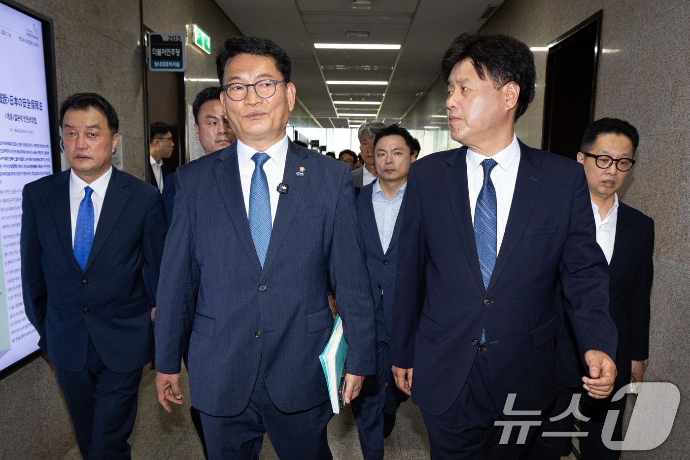 본문 이미지 - 더불어민주당 8·17 전당대회에서 당대표에 출마하려다 '피선거권 자격 논란'에 휩싸인 송영길 전 대표와 최고위원 출마자 김용 전 민주연구원 부원장이 17일 서울 여의도 국회에서 열린 비공개 최고위원회의에 참석 후 기자회견을 마치고 이동하고 있다. 2026.7.17 ⓒ 뉴스1 유승관 기자