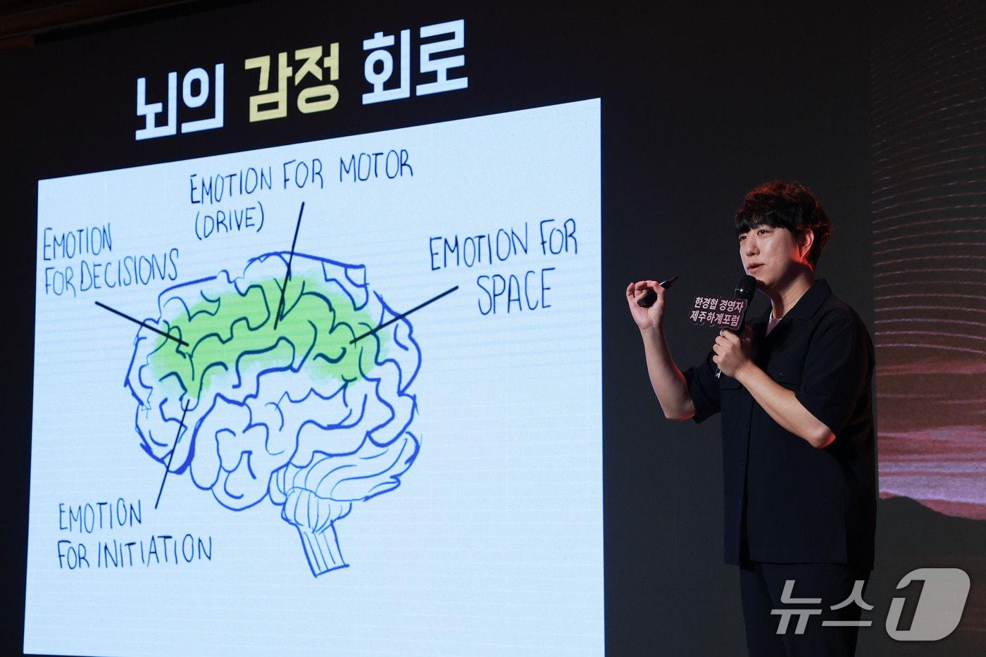 본문 이미지 - 궤도 과학커뮤니케이터가 17일 제주도 롯데호텔에서 열린 ‘2026 한경협 경영자 제주하계포럼’에 참석해 '예측불가 시장에서 고객의 기준은 어떻게 변화하는가?'를 주제로 강연하고 있다.