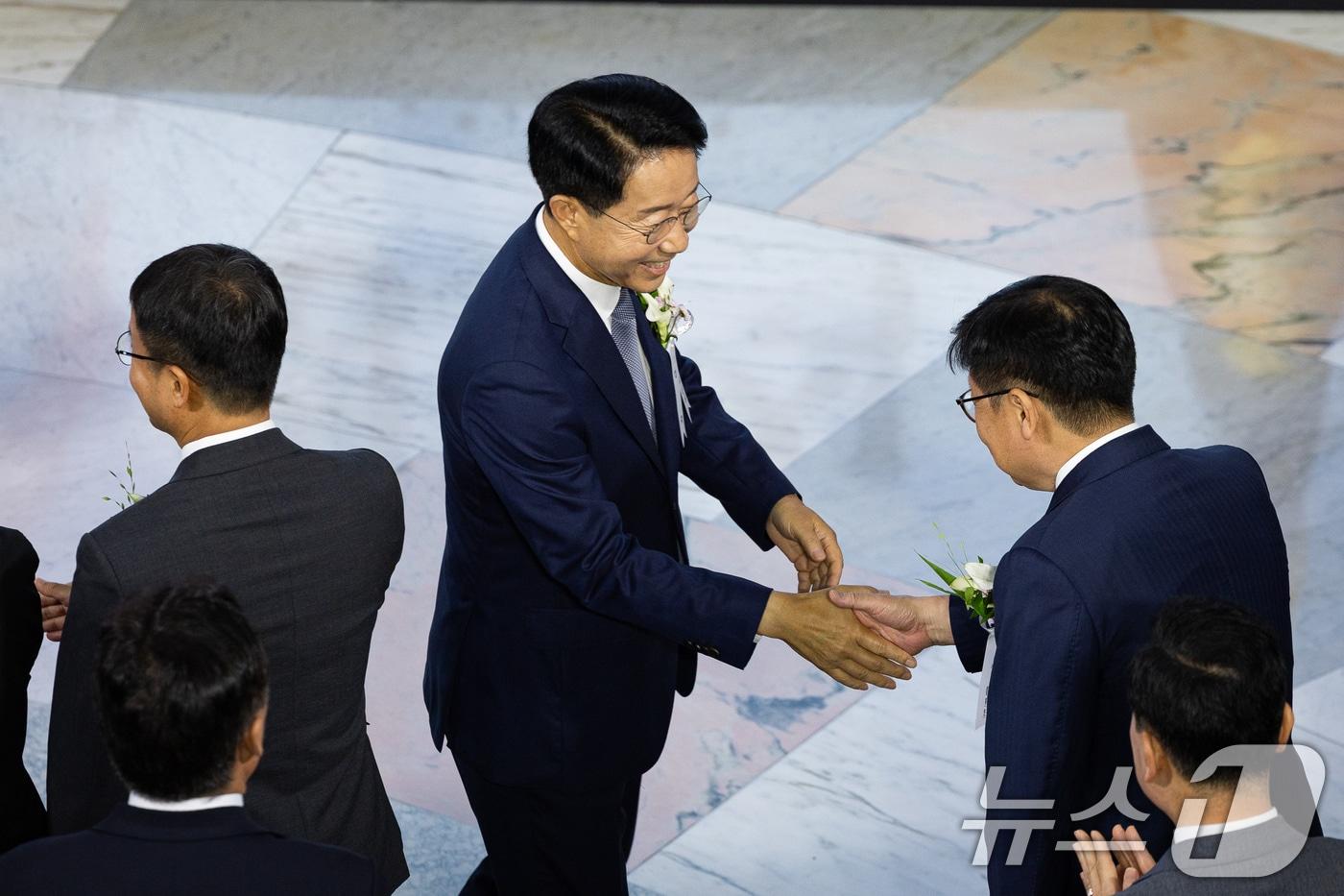 본문 이미지 - 조정식 국회의장이 17일 서울 여의도 국회에서 열린 제78주년 제헌절 경축식에서 더불어민주당 한병도(왼쪽), 국민의힘 정점식 원내대표와 인사를 나누고 있다. 2026.7.17 ⓒ 뉴스1 유승관 기자