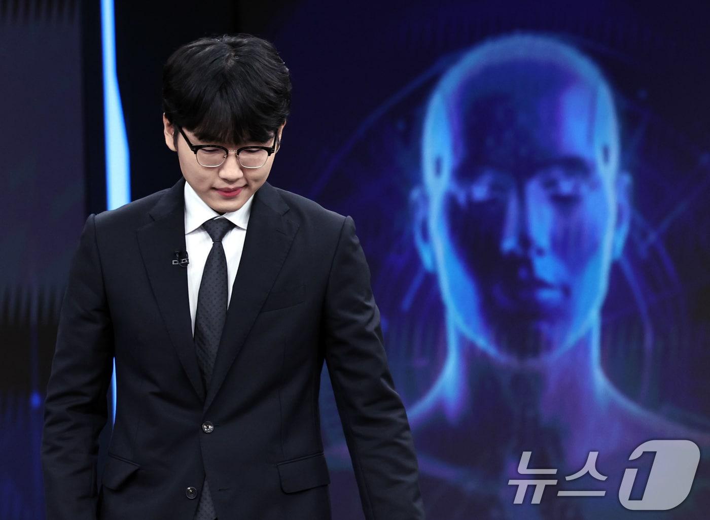 본문 이미지 - 바둑 세계랭킹 1위 신진서 9단이 17일 오전 서울 중구 한국경제TV 스튜디오에서 열린 '쎈수학·한경 기신전(棋神戰)' 인공지능(AI) 프로그램 카타고(KataGo)와의 두 점 접바둑 3번기를 앞두고 스튜디오에 들어서고 있다. 2026.7.17 ⓒ 뉴스1 구윤성 기자