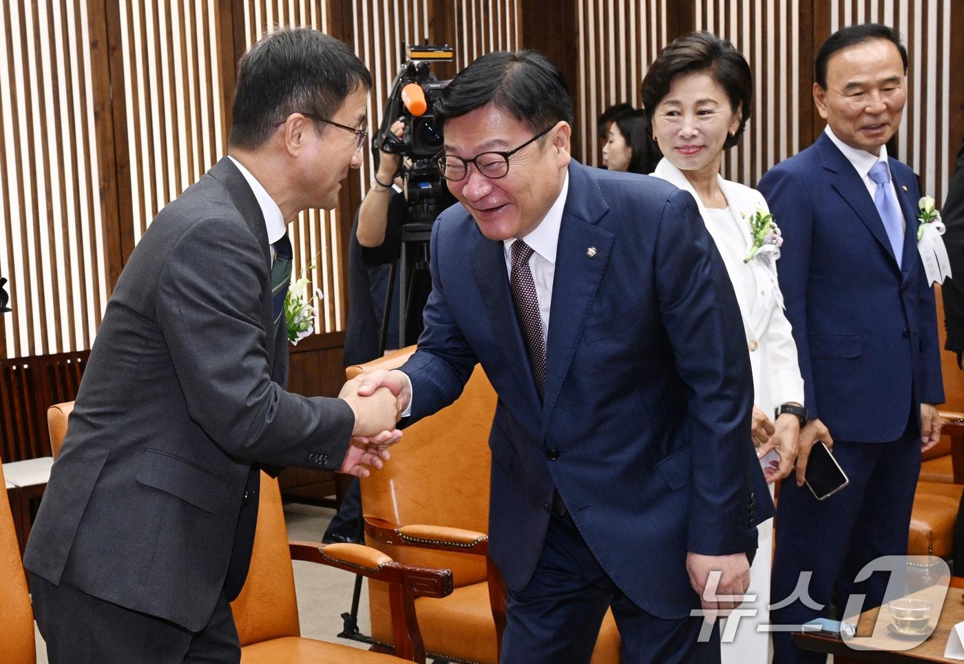 본문 이미지 - 한병도 더불어민주당 대표 직무대행 겸 원내대표와 정점식 국민의힘 원내대표. ⓒ 뉴스1 국회사진기자단