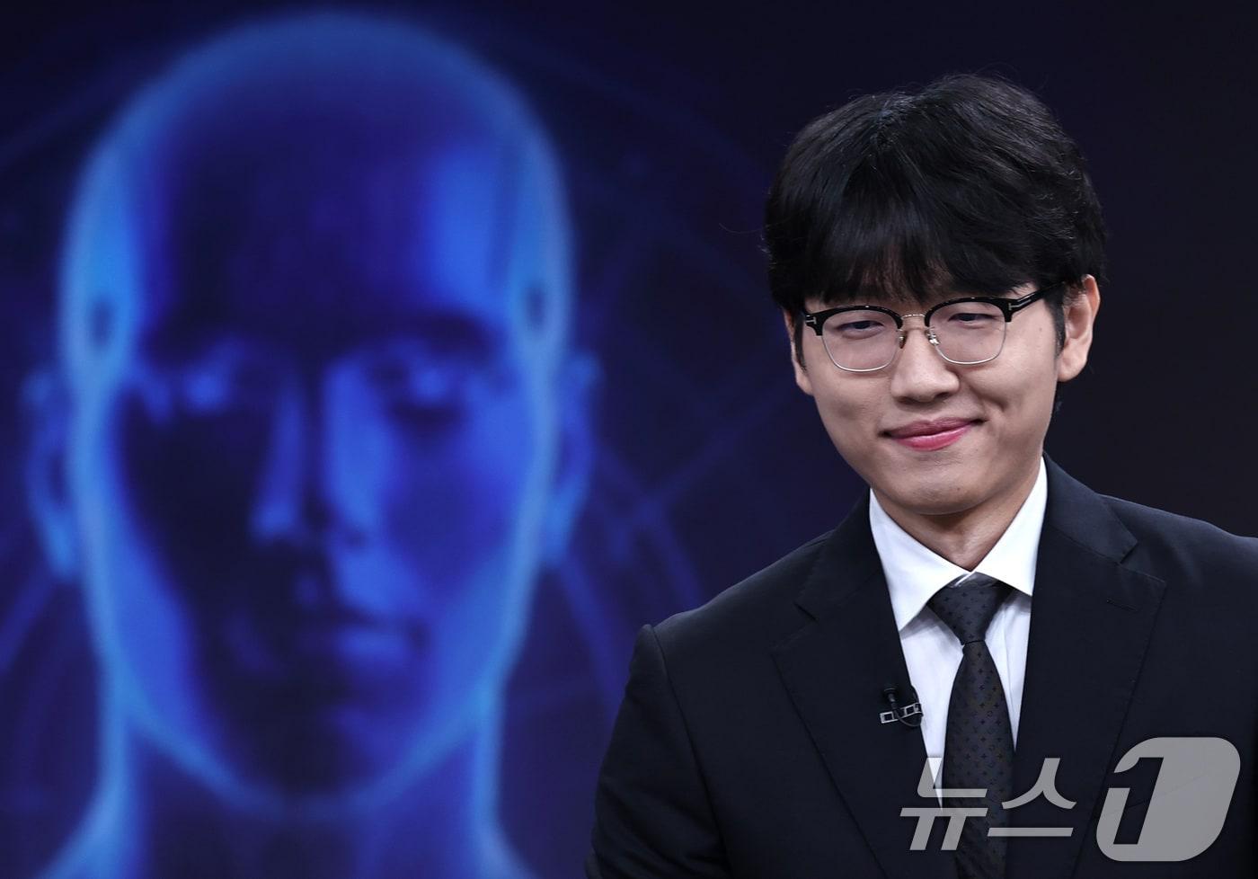 본문 이미지 - 바둑 세계랭킹 1위 신진서 9단이 17일 오전 서울 중구 한국경제TV 스튜디오에서 열린 '쎈수학·한경 기신전(棋神戰)' 인공지능(AI) 프로그램 카타고(KataGo)와의 두 점 접바둑 3번기 첫 대국을 앞두고 인터뷰하고 있다. 2026.7.17 ⓒ 뉴스1 구윤성 기자