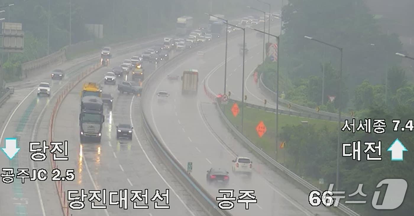 본문 이미지 - 서산영덕고속도로 공주IC 인근 당진 방향에서 SUV(스포츠유틸리티차)가 중앙분리대를 들이받는 사고가 발생했다.(고속도로 CCTV 캡처 제공. 재판매 및 DB금지)/뉴스1