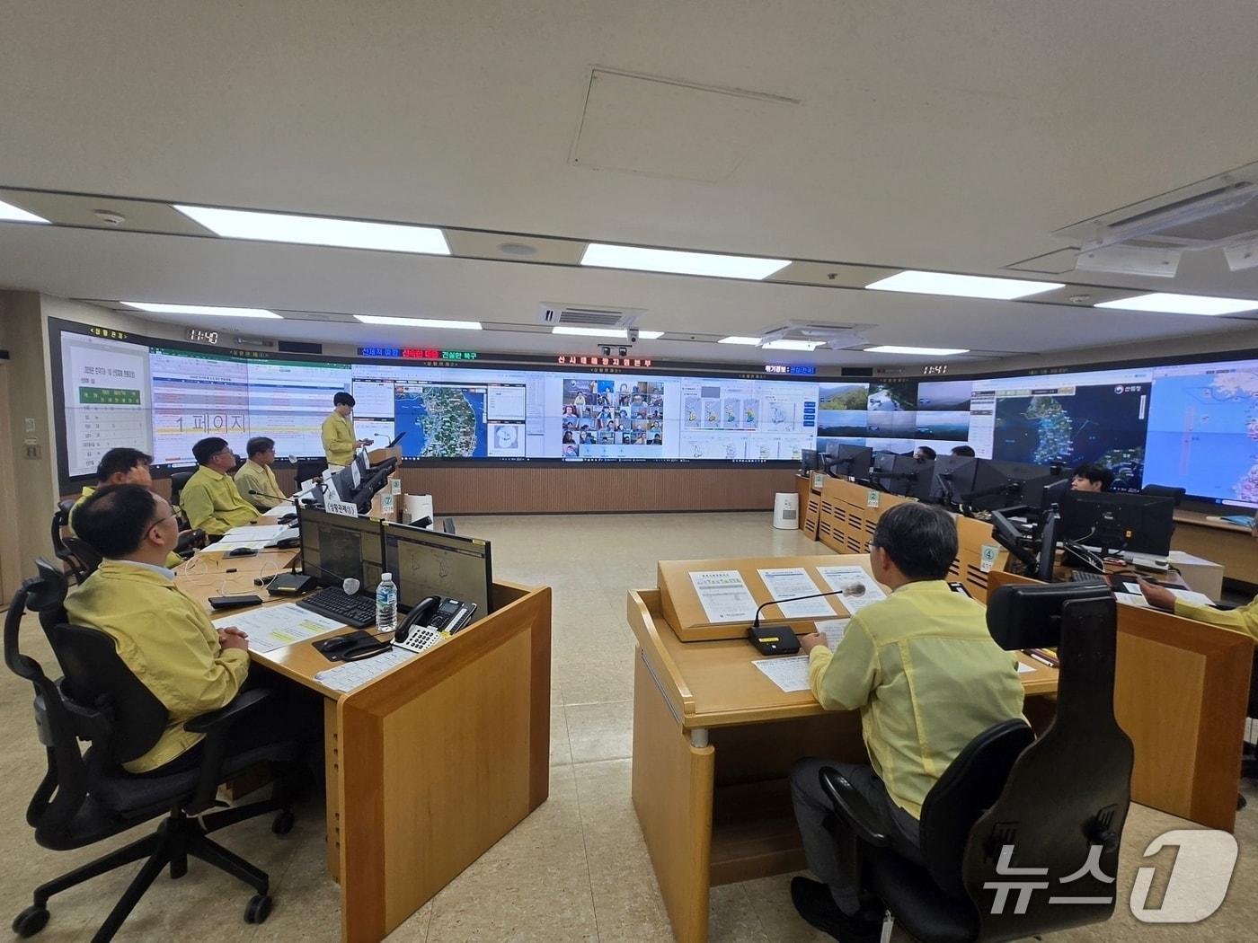 본문 이미지 - 박은식 산림청장이 호우대비 점검회의를 주재하고 있다.(산림청 제공. 재판매 및 DB금지)/뉴스1