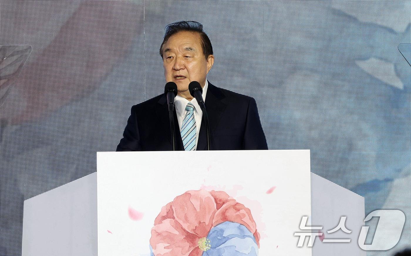 본문 이미지 - 정대철 헌정회장이 지난달 17일 서울 여의도 국회에서 열린 제78주년 제헌절 경축식에서 경축사를 하고 있다. 2026.7.17 ⓒ 뉴스1 국회사진기자단