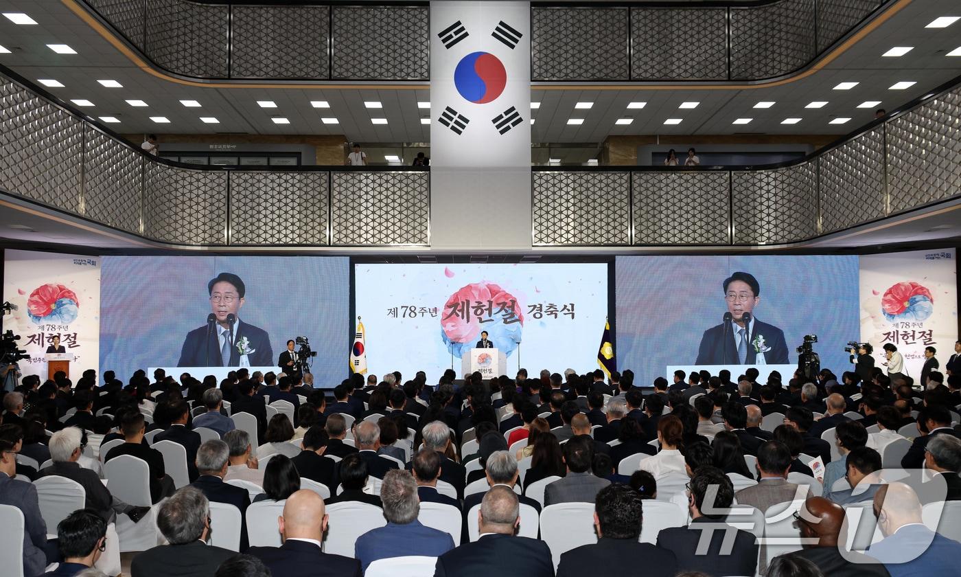 본문 이미지 - 조정식 국회의장이 17일 서울 여의도 국회에서 열린 제78주년 제헌절 경축식에서 경축사를 하고 있다. 2026.7.17 ⓒ 뉴스1 국회사진기자단