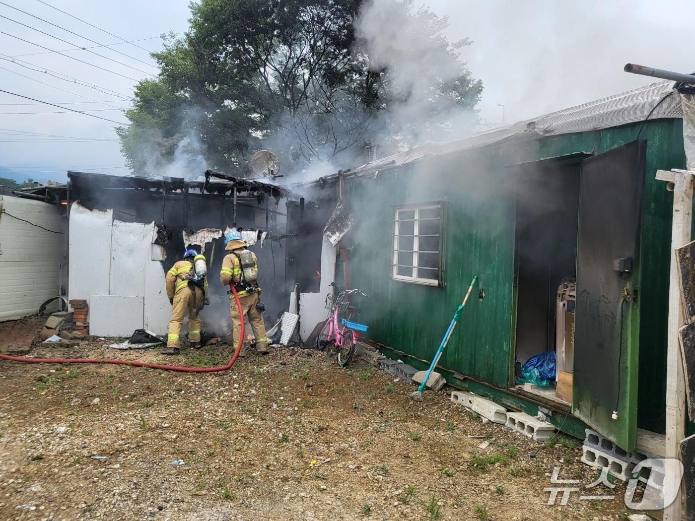 본문 이미지 - 17일 오후 전남광주 담양군 한 컨테이너에서 불이 나 소방당국이 불을 끄고 있다.(사진=전넘광주통합소방본부 제공. 재판매 밒 DB 금지)