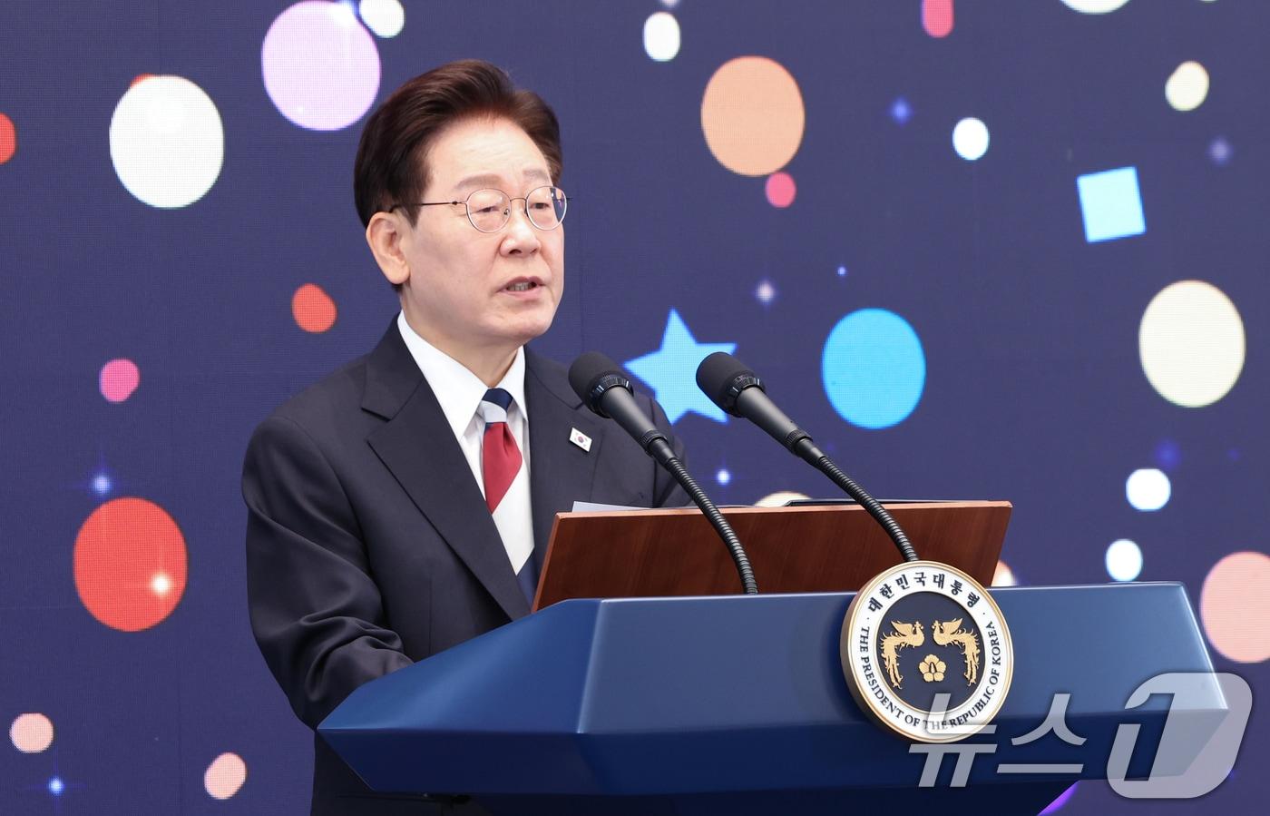 본문 이미지 - 이재명 대통령이 17일 청와대 영빈관에서 열린 '빛의 위원회' 출범기념 시민초청행사에서 발언하고 있다. 2026.7.17 ⓒ 뉴스1 허경 기자