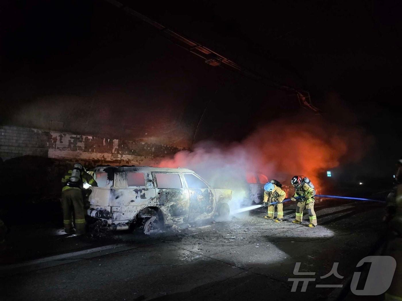본문 이미지 - 17일 오전 11시 52분쯤 강원 강릉 왕산면 영동고속도로 강릉 방향 대관령 4터널에서 소방대원들이 차량 화재를 진압하고 있다.(강원도소방본부 제공, 재판매 및 DB금지) 2026.7.17 ⓒ 뉴스1 한귀섭 기자