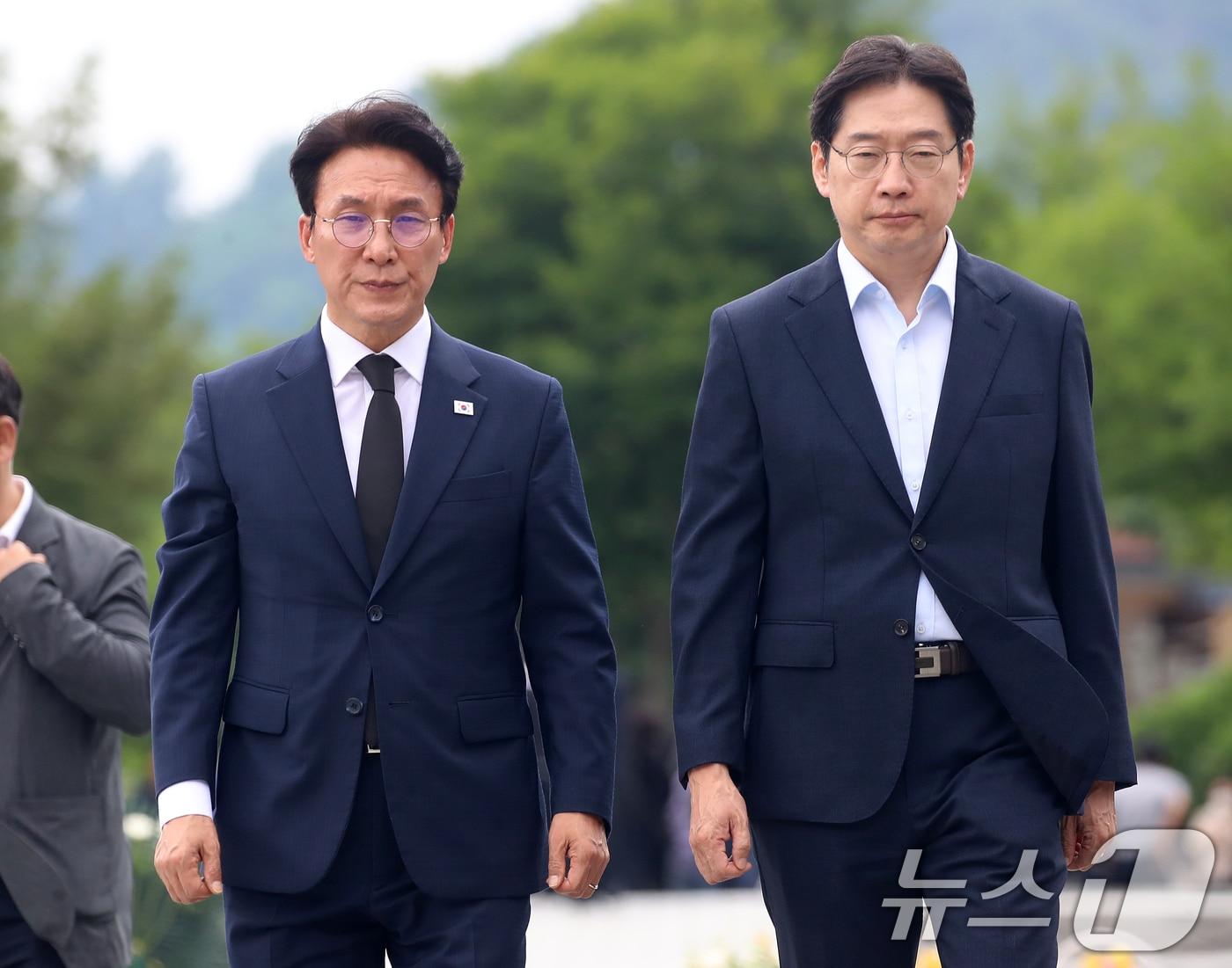 본문 이미지 - 더불어민주당 당대표 후보인 김민석 전 총리와 김경수 전 대통령 직속 지방시대위원회 위원장이 17일 경남 김해 진영읍 봉하마을을 찾아 고 노무현 전 대통령 묘역을 참배하기 위해 이동하고 있다. 2026.7.17 ⓒ 뉴스1 윤일지 기자