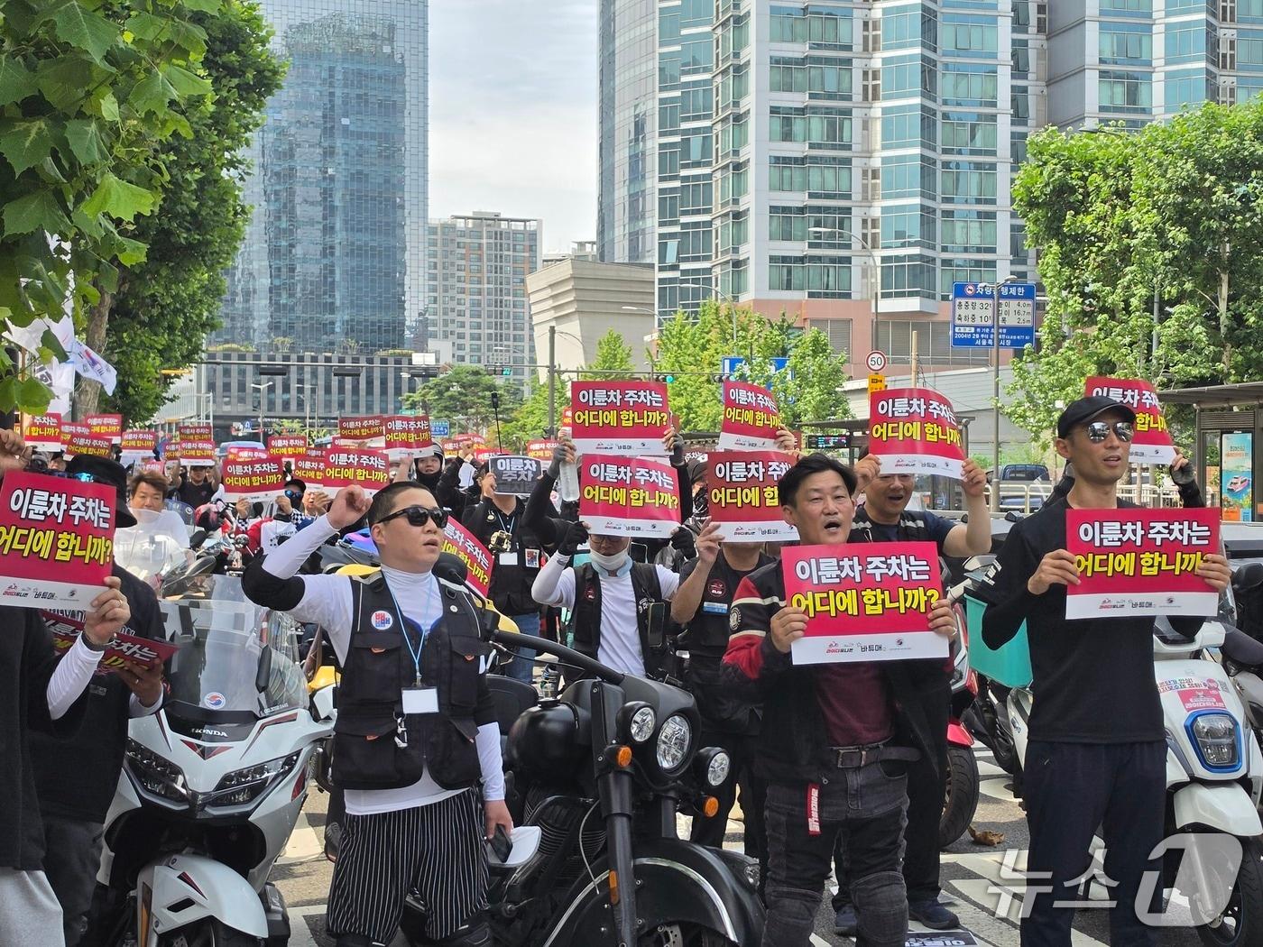 본문 이미지 - 공공운수노조 라이더유니온지부와 대한이륜자동차실사용자협회, 바이크튜닝매니아 등은 17일 오후 2시 서울 서대문구 경찰청 앞에서 집회를 열고 시행령 개정안 철회와 이륜차 주차 공간 및 생계형 이륜차 대책 마련을 요구했다..2026.7.17 ⓒ 뉴스1 권준언 기자