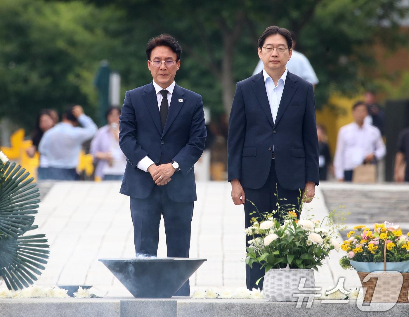 본문 이미지 - 더불어민주당 당대표 후보인 김민석 전 총리와 '노무현의 마지막 비서관'으로 불리는 김경수 전 대통령 직속 지방시대위원회 위원장이 17일 경남 김해 진영읍 봉하마을을 찾아 고(故) 노무현 전 대통령 묘역을 참배하고 있다. 2026.7.17 ⓒ 뉴스1 윤일지 기자
