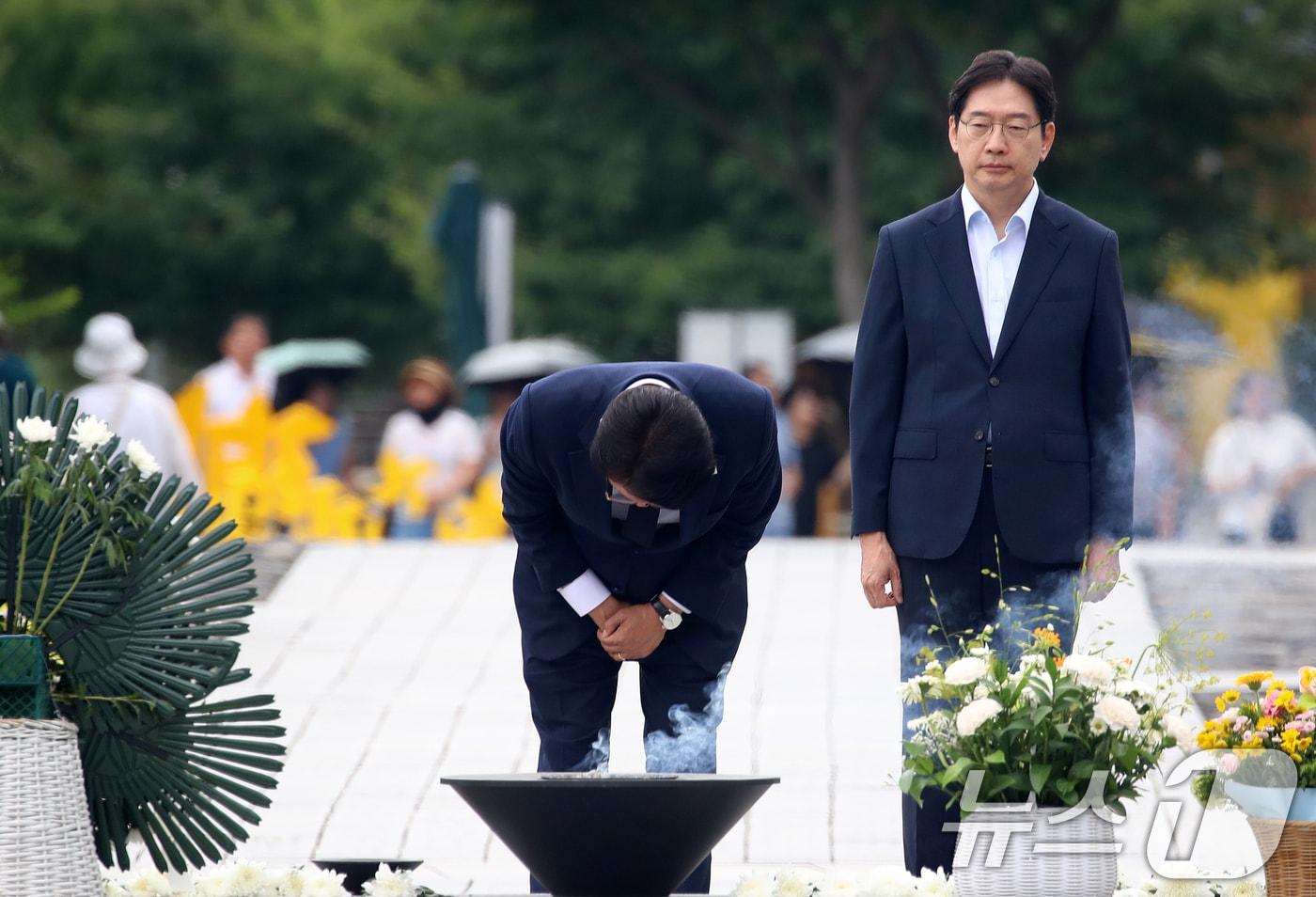 본문 이미지 - 더불어민주당 당대표 후보인 김민석 전 국무총리와 '노무현의 마지막 비서관'으로 불리는 김경수 전 대통령 직속 지방시대위원회 위원장이 17일 경남 김해 진영읍 봉하마을을 찾아 고(故) 노무현 전 대통령 묘역을 참배하고 있다. 2026.7.17 ⓒ 뉴스1 윤일지 기자