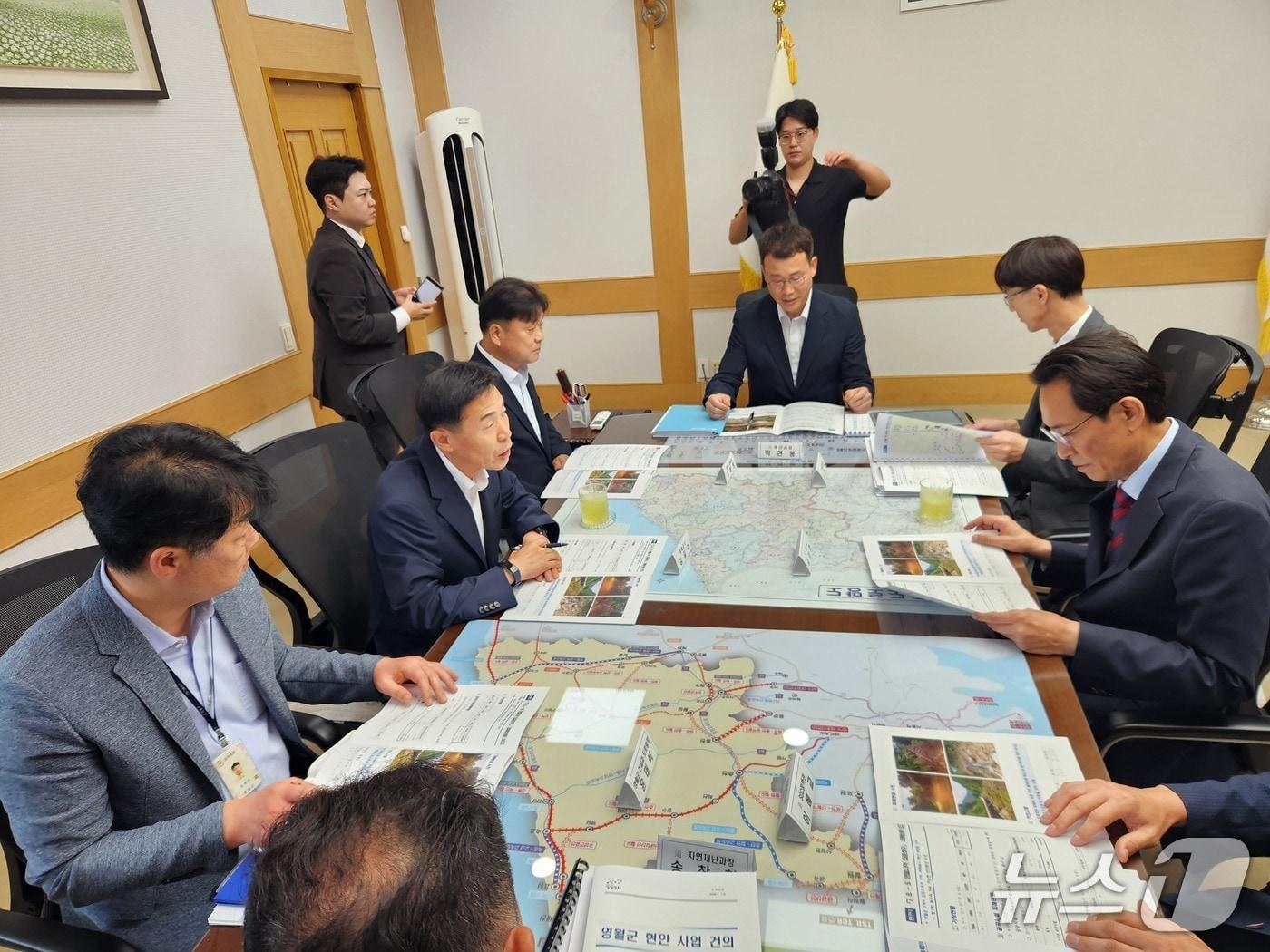 본문 이미지 - 김길수 강원 영월군수가 최근 강원도청을 찾아 우상호 강원도지사와 면담을 갖고 지역 핵심 현안 해결을 위한 협력 방안을 논의했다. (영월군 제공. 재판매 및 DB금지) 2026.7.17/뉴스1