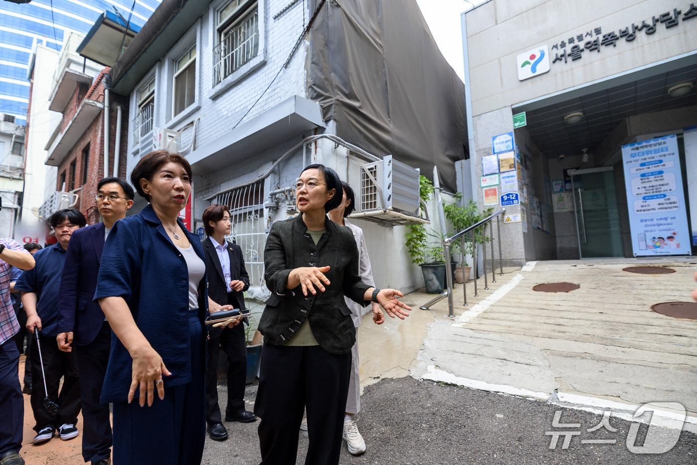 본문 이미지 - 한성숙 국무총리가 17일 서울 용산구 서울역쪽방상담소에서 간담회를 하고 있다.(총리실 제공)