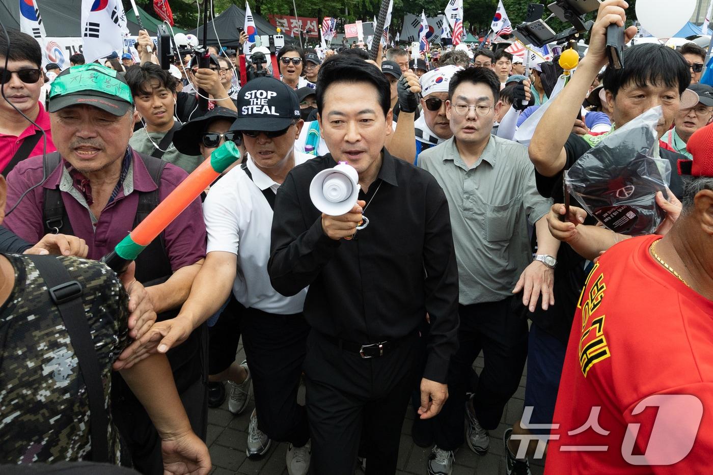 본문 이미지 - 장동혁 국민의힘 대표가 6·3지방선거 이후 한 달 넘게 개표소 봉쇄 시위가 계속되고 있는 지난 17일 오후 서울 송파구 올림픽공원 핸드볼경기장 앞 시위 현장을 찾아 구호를 외치고 있다. 2026.7.17 ⓒ 뉴스1 안은나 기자
