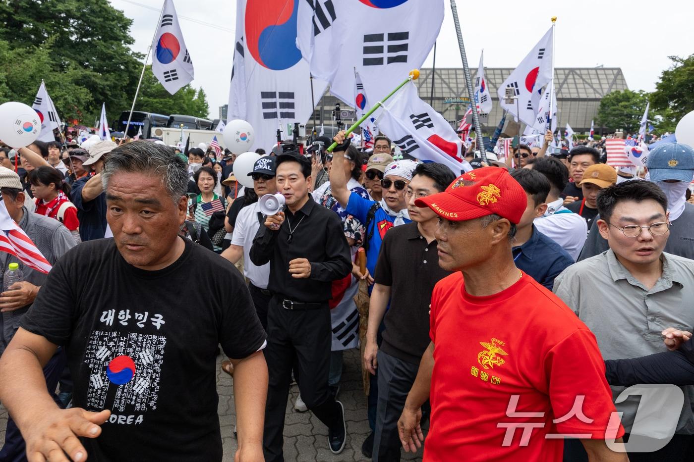 본문 이미지 - 장동혁 국민의힘 대표가 6·3지방선거 이후 한 달 넘게 개표소 봉쇄 시위가 계속되고 있는 지난 17일 오후 서울 송파구 올림픽공원 핸드볼경기장 앞 시위 현장을 찾아 구호를 외치며 걸어가고 있다. 2026.7.17 ⓒ 뉴스1 안은나 기자