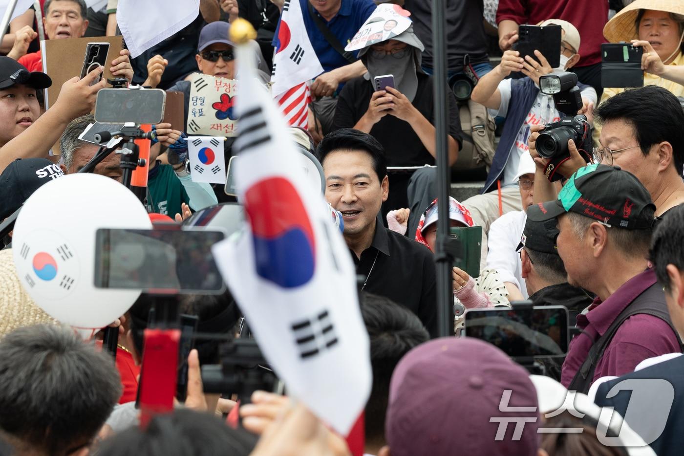 본문 이미지 - 장동혁 국민의힘 대표가 6·3지방선거 이후 한 달 넘게 개표소 봉쇄 시위가 계속되고 있는 17일 오후 서울 송파구 올림픽공원 핸드볼경기장 앞 시위 현장을 찾아 확성기를 통해 발언하고 있다. 2026.7.17 ⓒ 뉴스1 안은나 기자