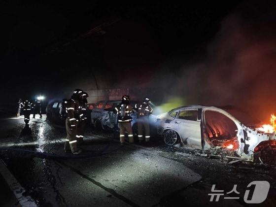 본문 이미지 - 17일 오전 11시 52분쯤 강원 강릉 왕산면 영동고속도로 강릉 방향 대관령 4터널에서 소방대원들이 차량 화재를 진압하고 있다.(강원도소방본부 제공, 재판매 및 DB금지) 2026.7.17 ⓒ 뉴스1 한귀섭 기자 