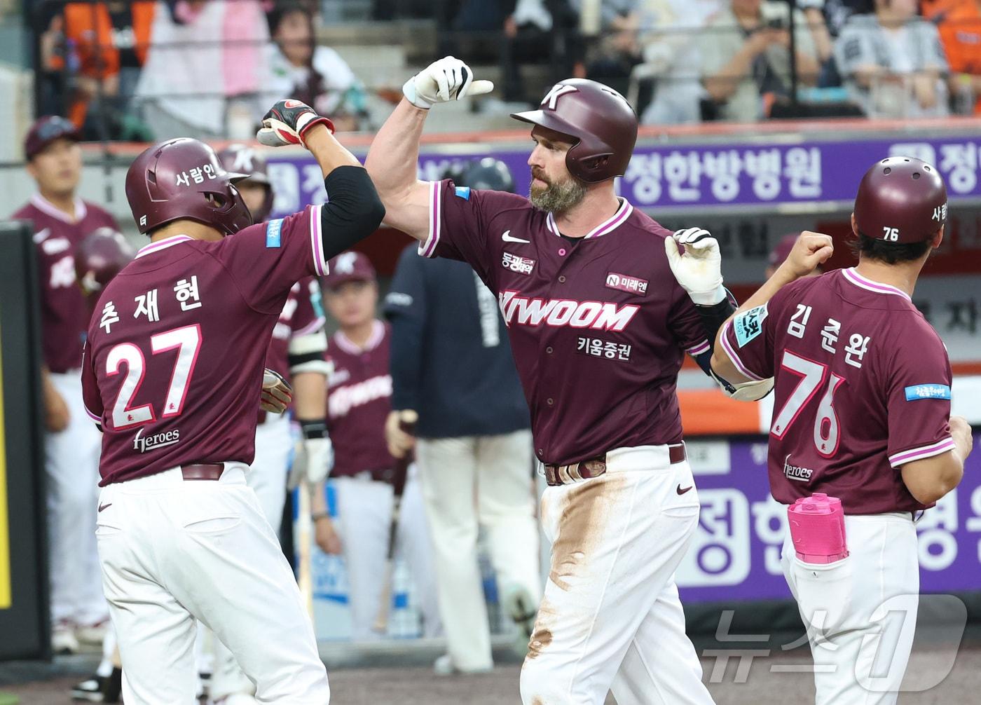 본문 이미지 - 17일 대전 한화생명볼파크에서 열린 2026 신한 SOL KBO리그 키움 히어로즈와 한화 이글스의 경기에서 키움 데이비슨이 2회초 3점 홈런을 치며 홈에 들어오고 있다. 2026.7.17 ⓒ 뉴스1 김기남 기자
