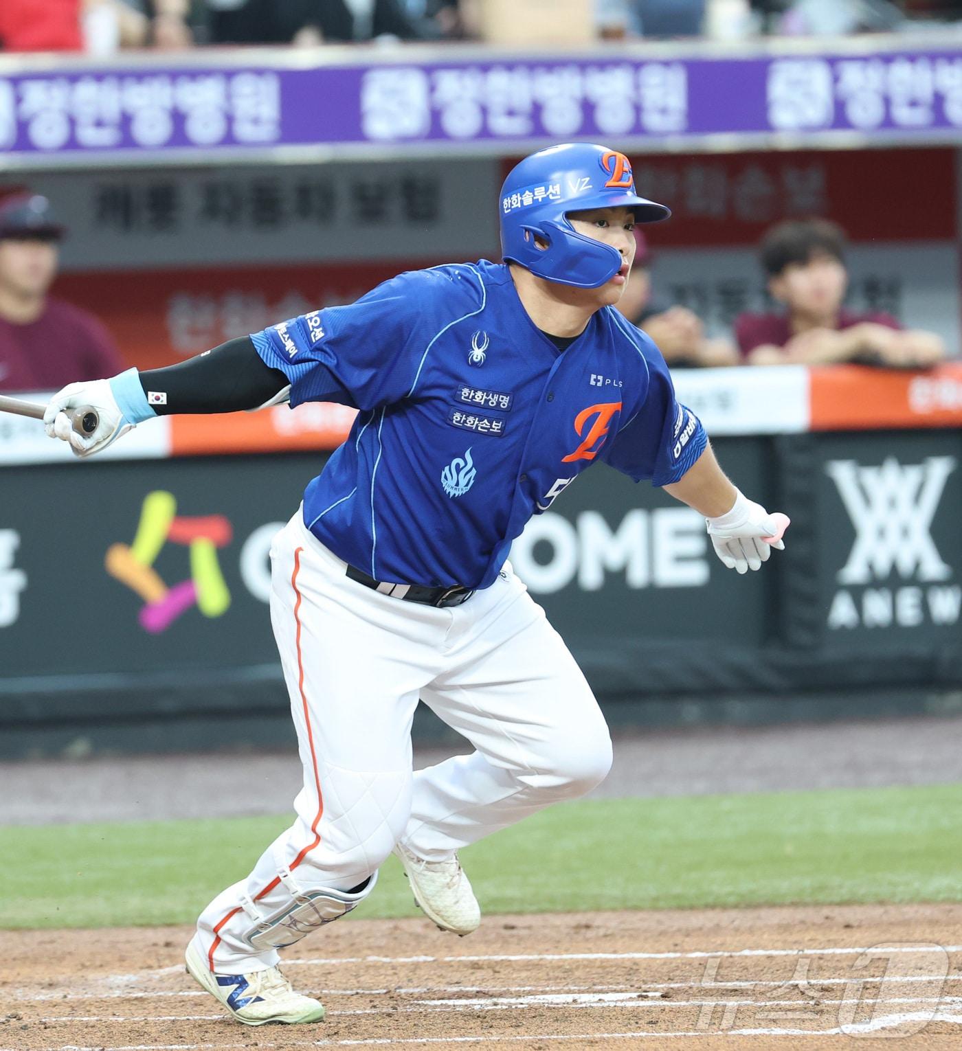 본문 이미지 - 17일 대전 한화생명볼파크에서 열린 2026 신한 SOL KBO리그 키움 히어로즈와 한화 이글스의 경기에서 한화 문현빈이 타격하고 있다. 2026.7.17 ⓒ 뉴스1 김기남 기자