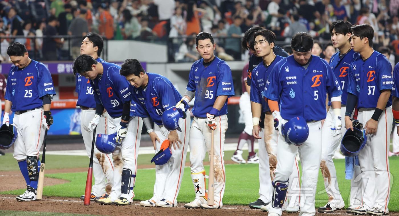 본문 이미지 - 17일 대전 한화생명볼파크에서 열린 2026 신한 SOL KBO리그 키움 히어로즈와 한화 이글스의 경기에서 한화가 7대6 패배하며 인사하고 있다. 2026.7.17 ⓒ 뉴스1 김기남 기자