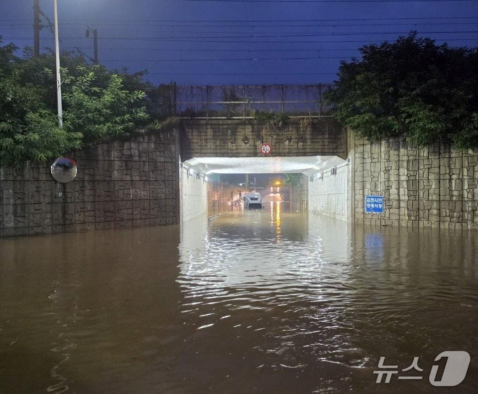 본문 이미지 - 17일 오후 8시 23분께 경북 구미시 원평지하차도에서 침수가 발생해 차량 운전자가 고립됐으나 자력으로 탈출했다. (경북소방본부 제공. 재판매 및 DB 금지) 