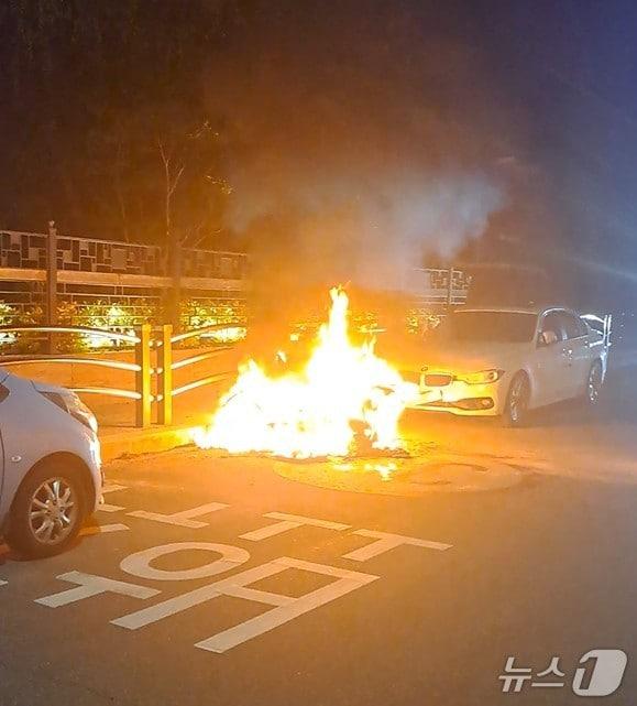 본문 이미지 - 강릉 방화 추정 오토바이 화재현장.(강원도소방본부 제공, 재판매 및 DB 금지) 2026.7.18/뉴스1