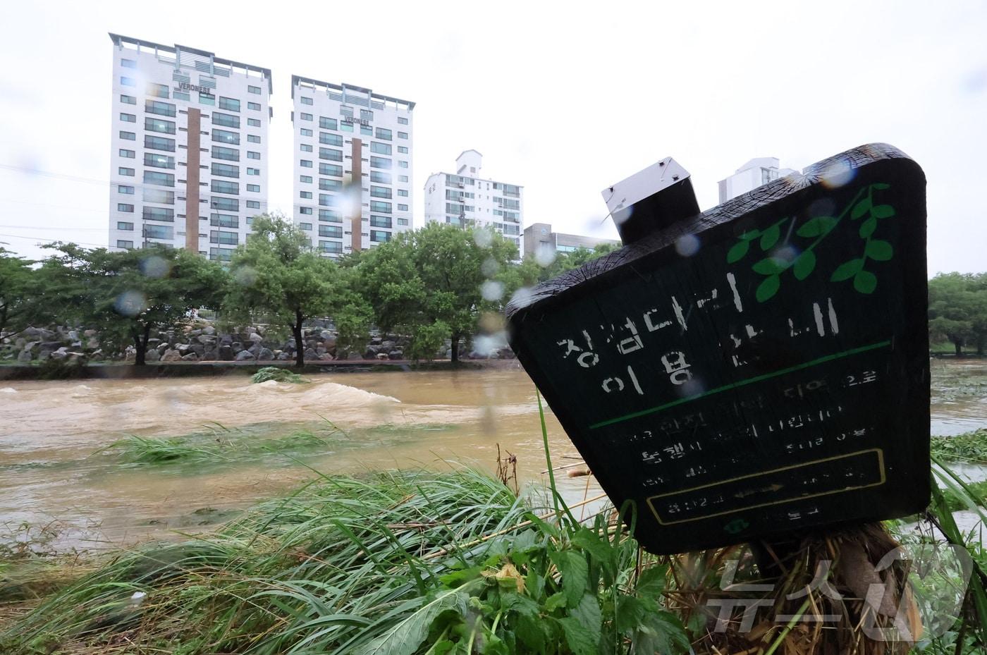 본문 이미지 - 새벽부터 수도권에 집중호우가 내린 18일 서울 은평구 불광천 산책로에 징검다리 안내문이 쓰러져 있다. 2026.7.18 ⓒ 뉴스1 김성진 기자