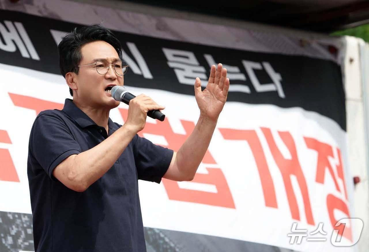 본문 이미지 - 안민석 경기도교육감이 17일 서울 종로구 정부서울청사 앞에서 열린 아동복지법 개정 촉구 집회에 참석해 교권 보호를 위한 법·제도 개선 필요성을 강조하고 있다.(안민석 교육감 페이스북 캡처) 