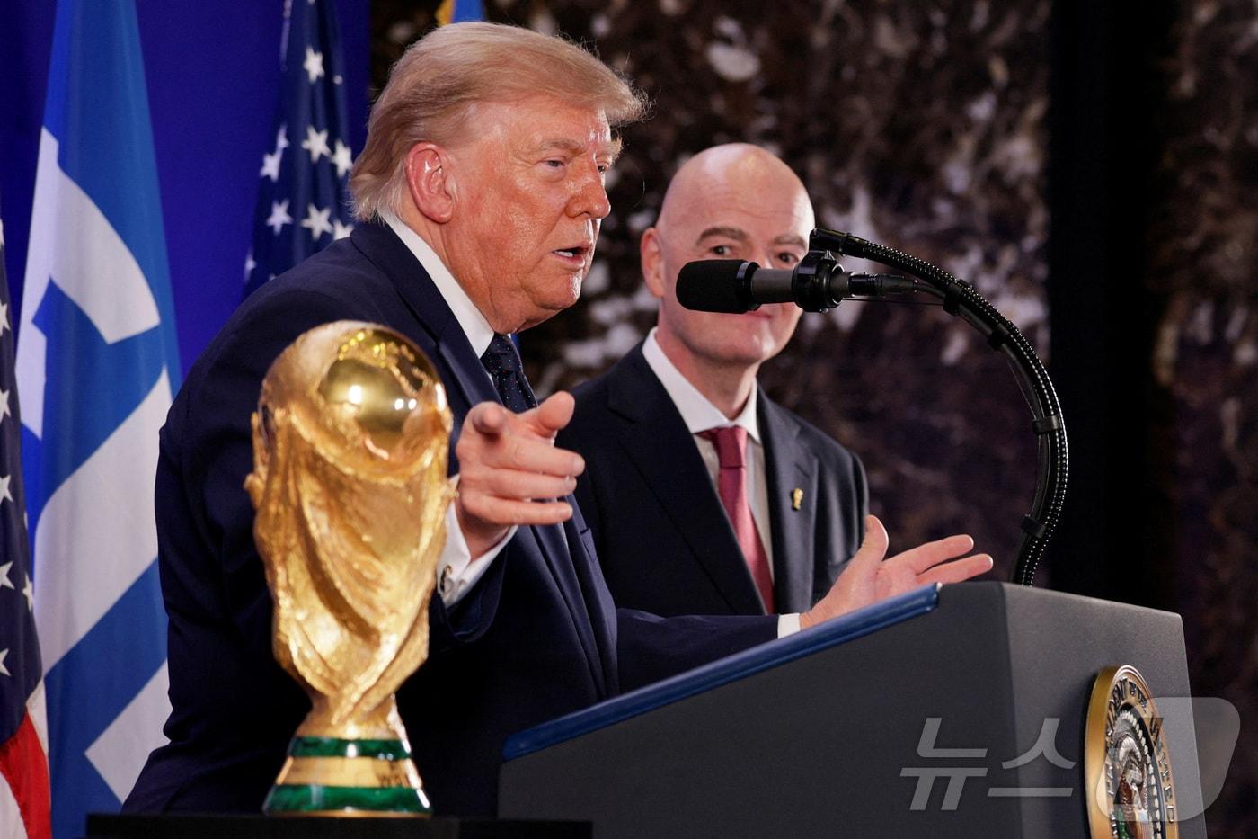 본문 이미지 - 도널드 트럼프 미국 대통령이 잔니 인판티노 국제축구연맹(FIFA·피파) 회장과 함께 17일(현지시간) 뉴욕 트럼프 타워에서 열린 FIFA 리셉션에 참석하고 있다. 2026.7.17 ⓒ 로이터=뉴스1