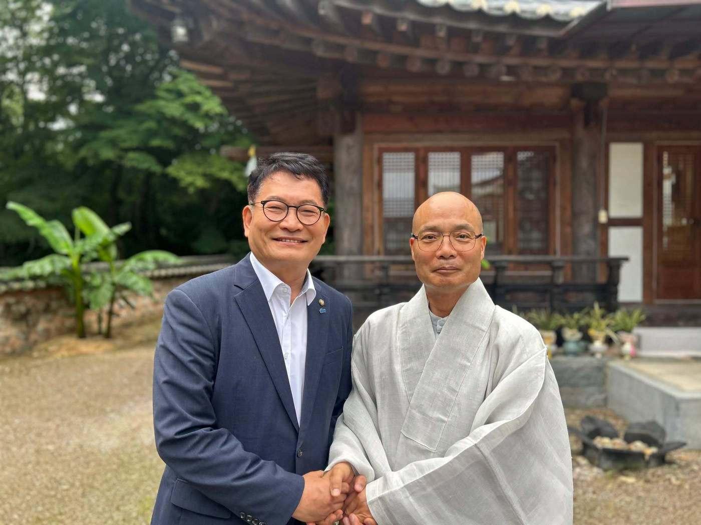 본문 이미지 - 송영길 전 더불어민주당 대표(왼쪽)와 선운사 경우 주지스님. (송 전 대표 페이스북 갈무리)