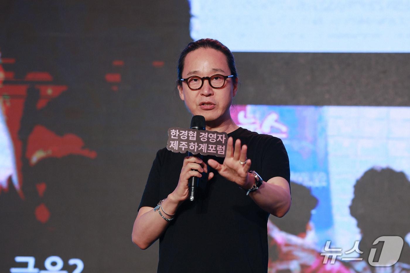 본문 이미지 - 송길영 작가가 18일 제주도 롯데호텔에서 열린 ‘2026 한경협 경영자 제주하계포럼’에 참석해 '우리 기업이 선택해야 할 미래형 운영 모델'을 주제로 강연하고 있다.(한경협 제공)