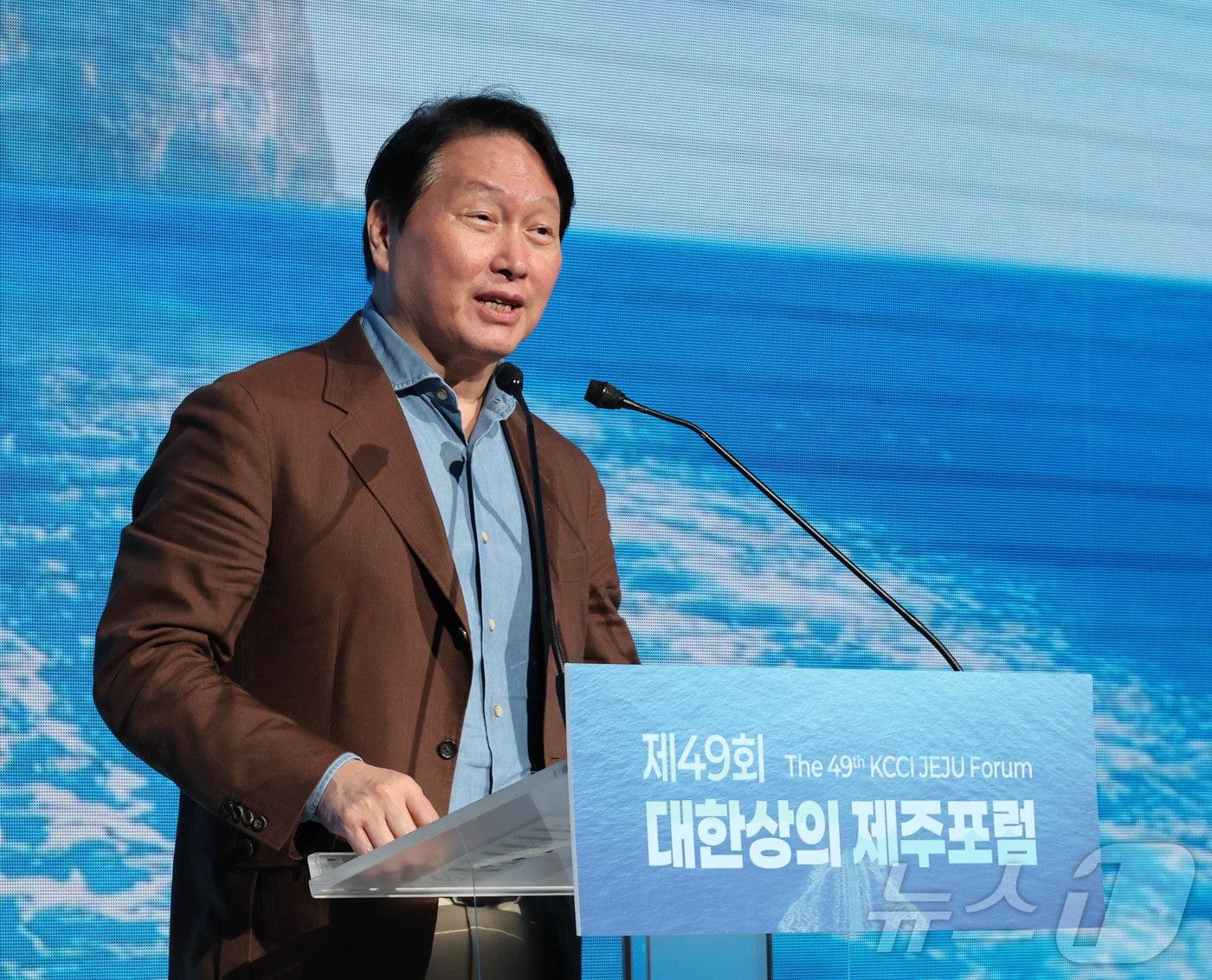 본문 이미지 - 최태원 대한상공회의소 회장이 18일 제주 서귀포시 신라호텔에서 열린 ‘제49회 대한상의 제주포럼’에서 폐회사를 하고 있다. (대한상공회의소 제공. 재판매 및 DB 금지) 2026.7.18 ⓒ 뉴스1