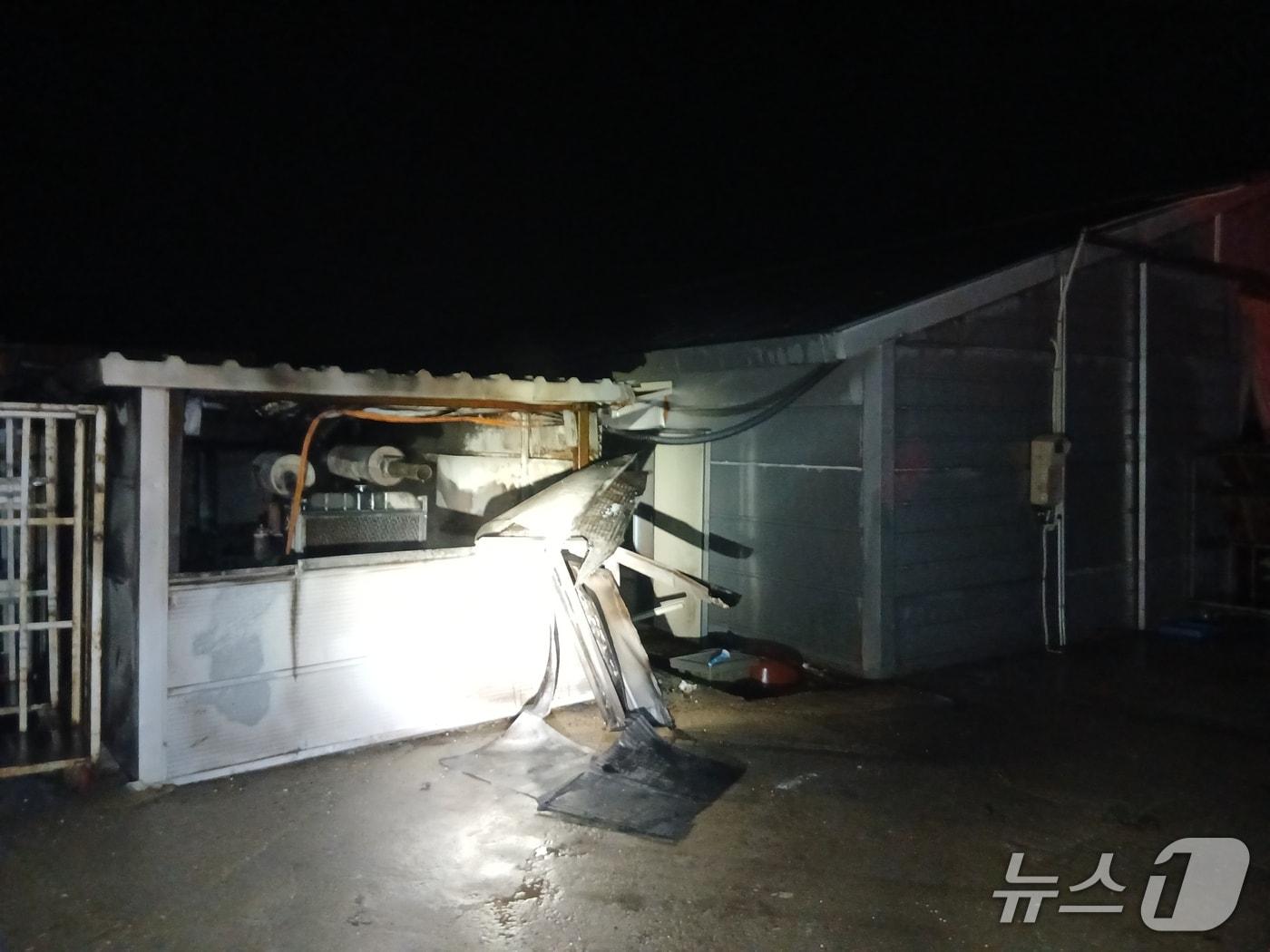본문 이미지 - 18일 오전 1시 5분께 전북 익산시 성당면 한 양계장 내 비상용 발전실에서 불이 났다.(전북소방본부 제공. 재판매 및 DB금지)