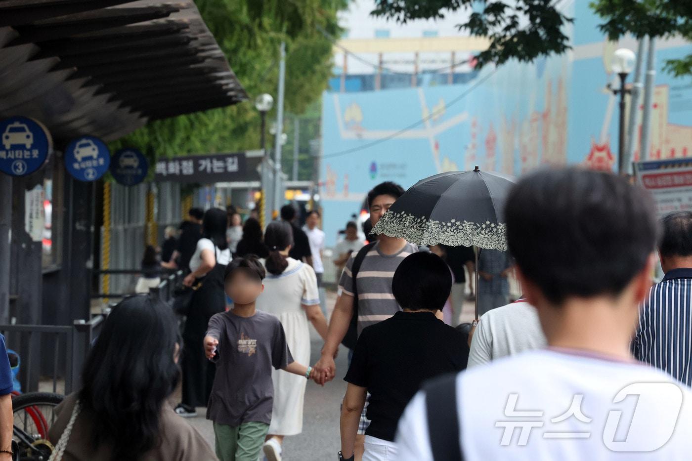 본문 이미지 - 18일 오후 전남광주통합특별시 서구 광천동에서 시민들이 그늘로 이동하고 있다. 2026.7.18 ⓒ 뉴스1 조수민 기자