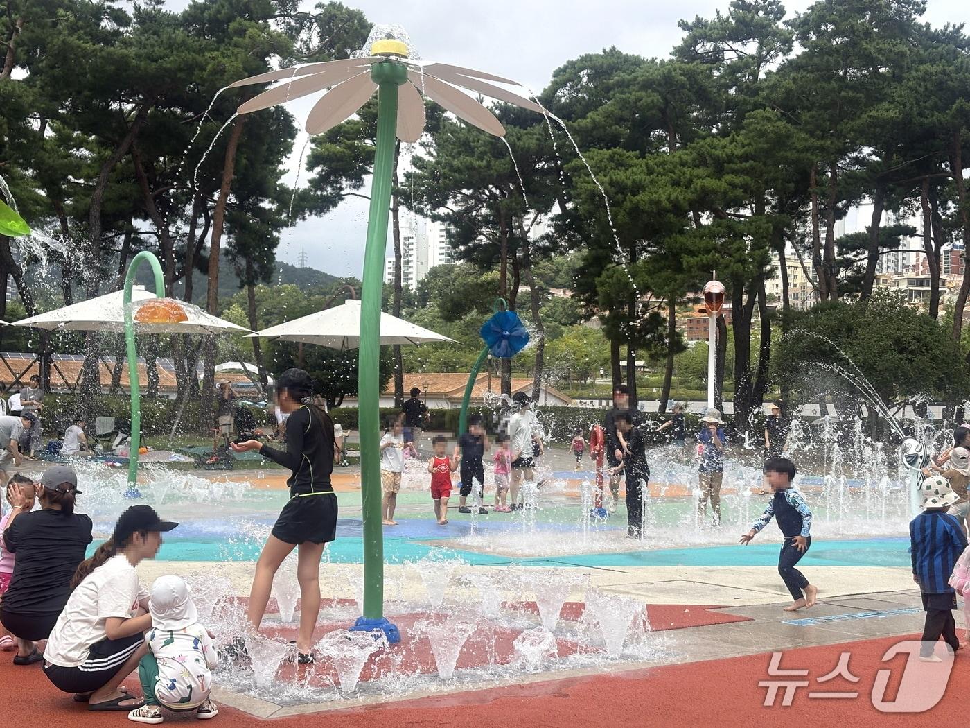 본문 이미지 - 18일 오후 1시 30분 부산 부산진구 범전동 부산시민공원에 방문한 시민들이 폭염주의보 속에서도 분수 물줄기를 즐기고 있다. 2026.7.18 ⓒ 뉴스1 박서현 기자