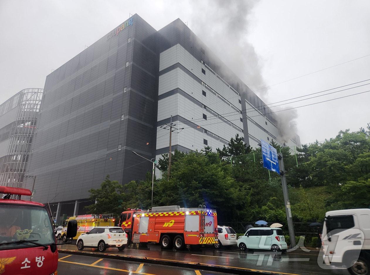 본문 이미지 - 18일 인천 서해구 석남동 쿠팡32물류센터 6층에서 화재가 발생해 소방 관계자들이 화재 진화 작업을 펼치고 있다. 물류센터 직원 등 121명은 화재를 미리 인지하고 스스로 대피했으며, 현재까지 확인된 인명 피해는 없다. (인천소방본부 제공. 재판매 및 DB금지) 2026.7.18 ⓒ 뉴스1