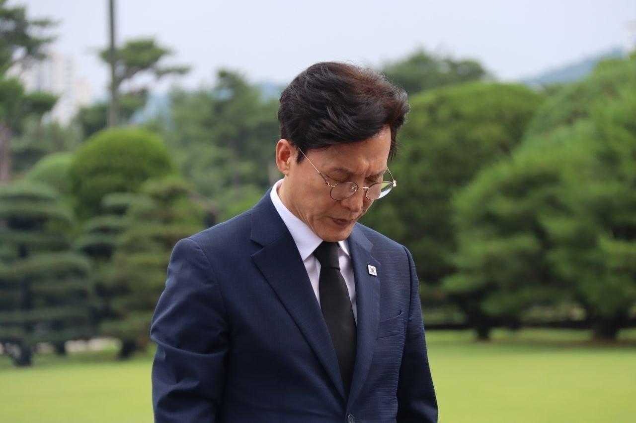 본문 이미지 - 더불어민주당 8·17 전당대회 당권주자로 나선 김민석 전 국무총리가 18일 국립대전현충원을 방문해 현충탑 앞에서 묵념하고 있다. (김 전 총리 측 제공) 2026.7.18/뉴스1