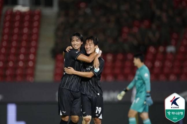 본문 이미지 - 프로축구 K리그2 성남FC가 선두 부산 아이파크를 꺾었다.(한국프로축구연맹 제공)