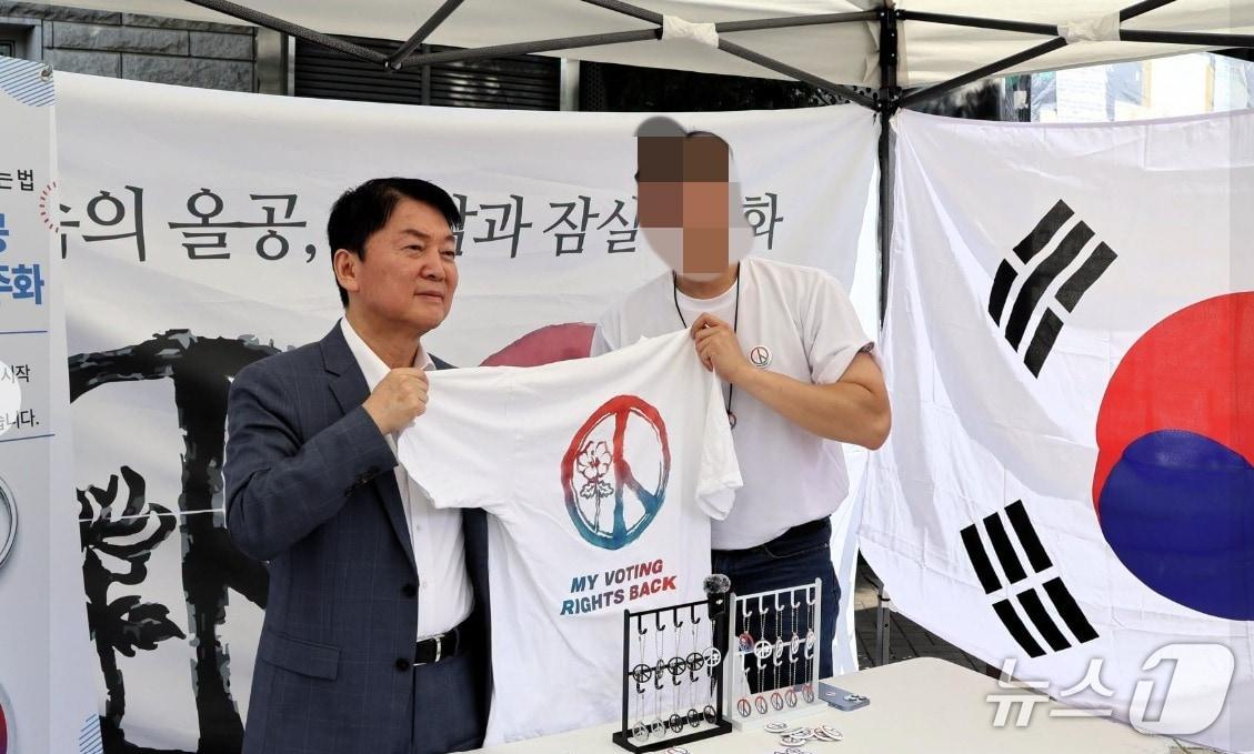 본문 이미지 - 지난 17일 투표용지 부족사태 시위가 펼쳐지고 있는 올림픽 공원을 찾은 안철수 국민의힘 의원. (SNS 갈무리) ⓒ 뉴스1 
