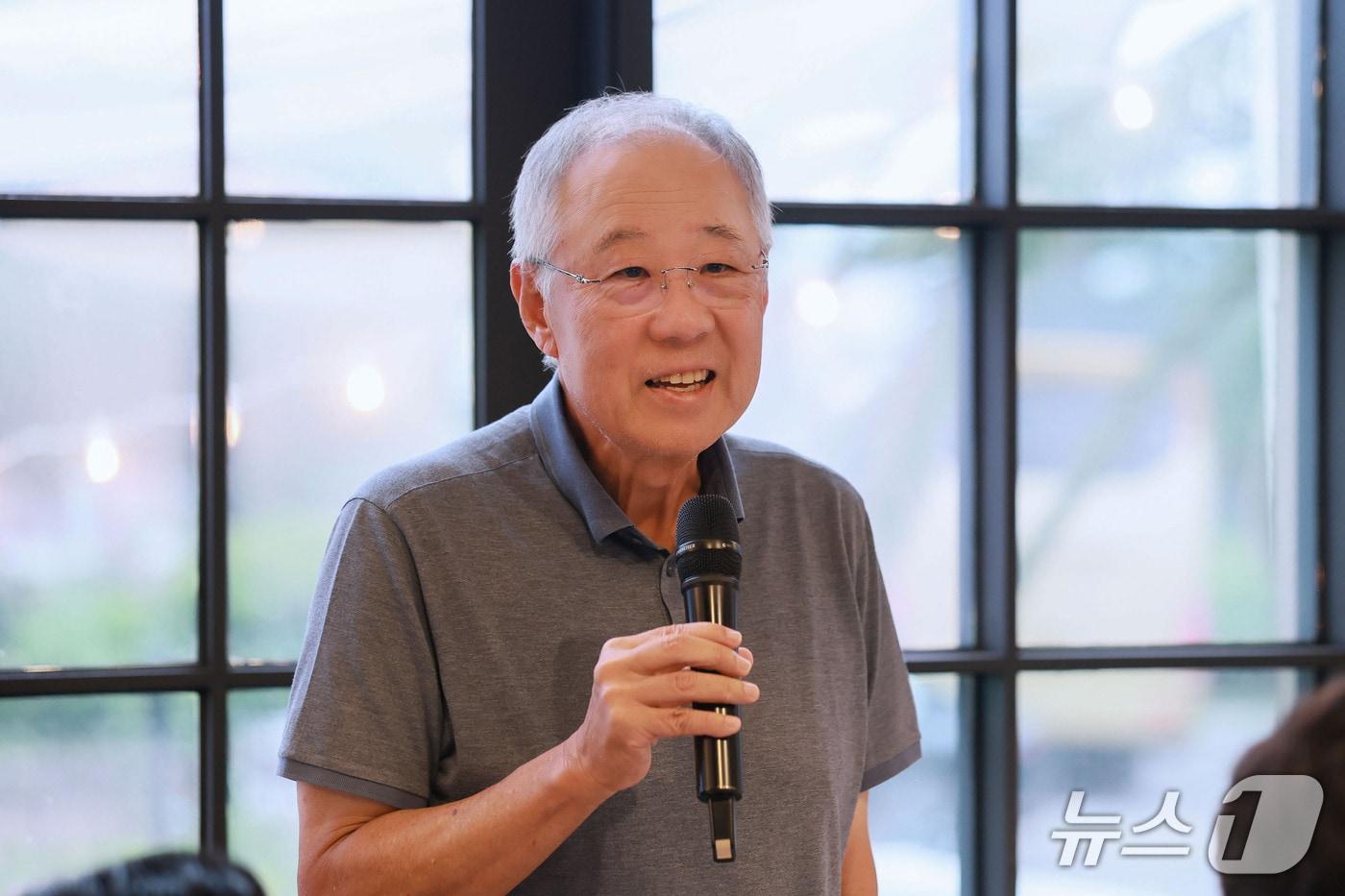 본문 이미지 -  류진 한국경제인협회 회장이 17일 제주 서귀포시 인근식당에서 열린 '2026 한경협 경영자 제주하계포럼 기자간담회'에서 발언하고 있다. (한경협 제공)